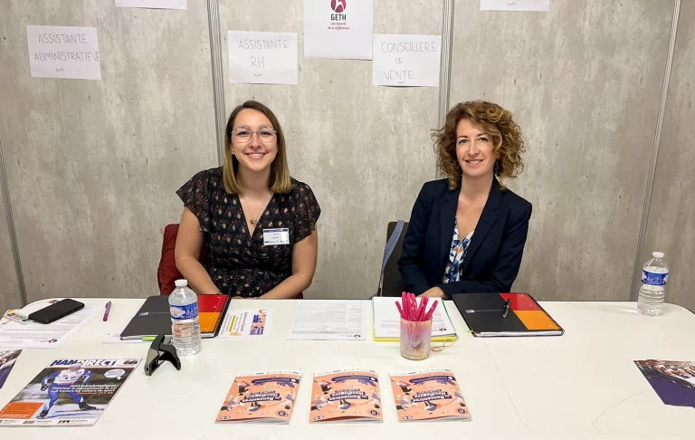 L'équipe du GETH sur son stand lors des Rencontres Handiagora 2022 à Lyon