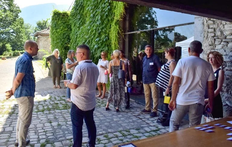 Assemblée générale 2022 du GETH - accueil sur le parvis de l'ancien relais postal à Saint-Egrève