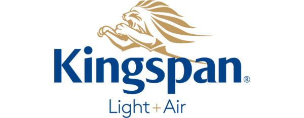 Logo de l'entreprise Kingspan, adhérente du GETH, sur fond transparent marqué kingspan en bleu avec un lion au dessus doré