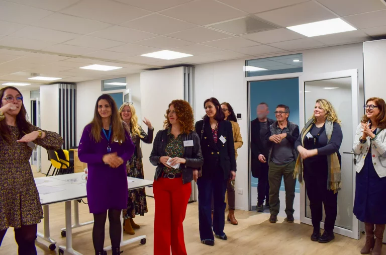 Soirée des adhérents du GETH, le 27 mars 2025, démonstration de langue des signes