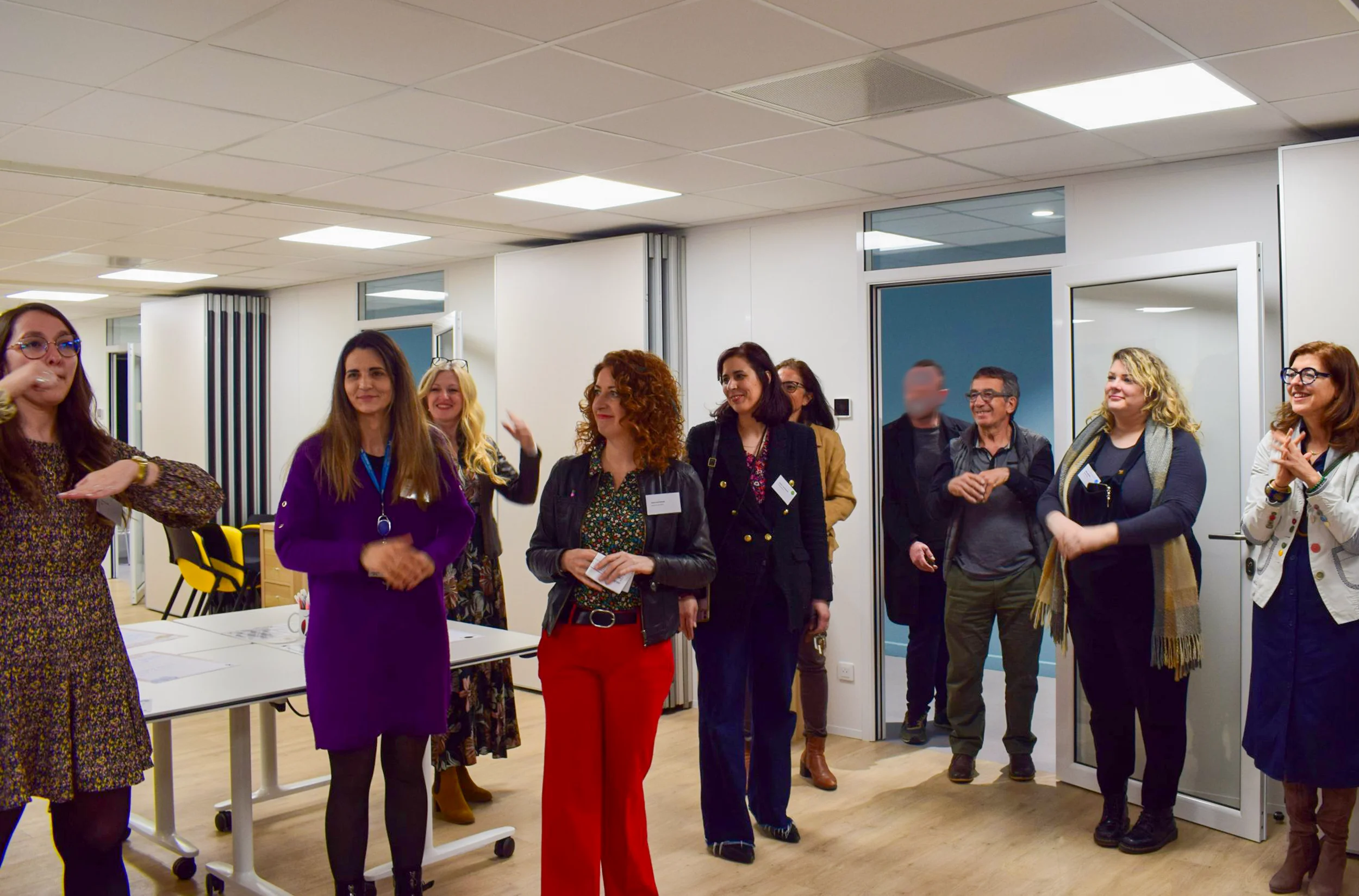 Soirée des adhérents du GETH, le 27 mars 2025, démonstration de langue des signes