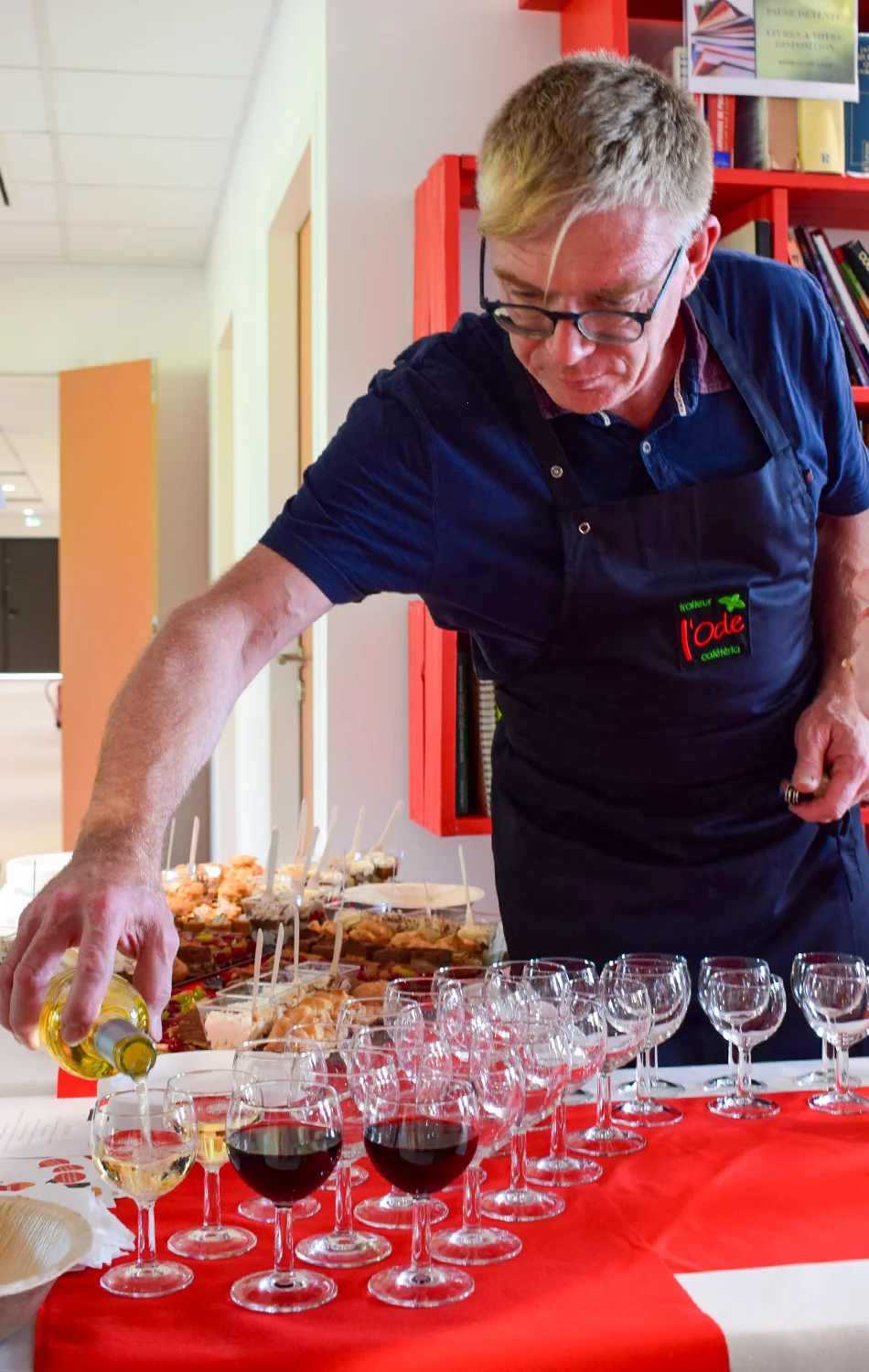 Visuel Actu Evénement - AG 2024 - Buffet Ode Traiteur 2 Assemblée générale 2024 du GETH - dernière main à l'installation du buffet dînatoire par Ode Traiteur