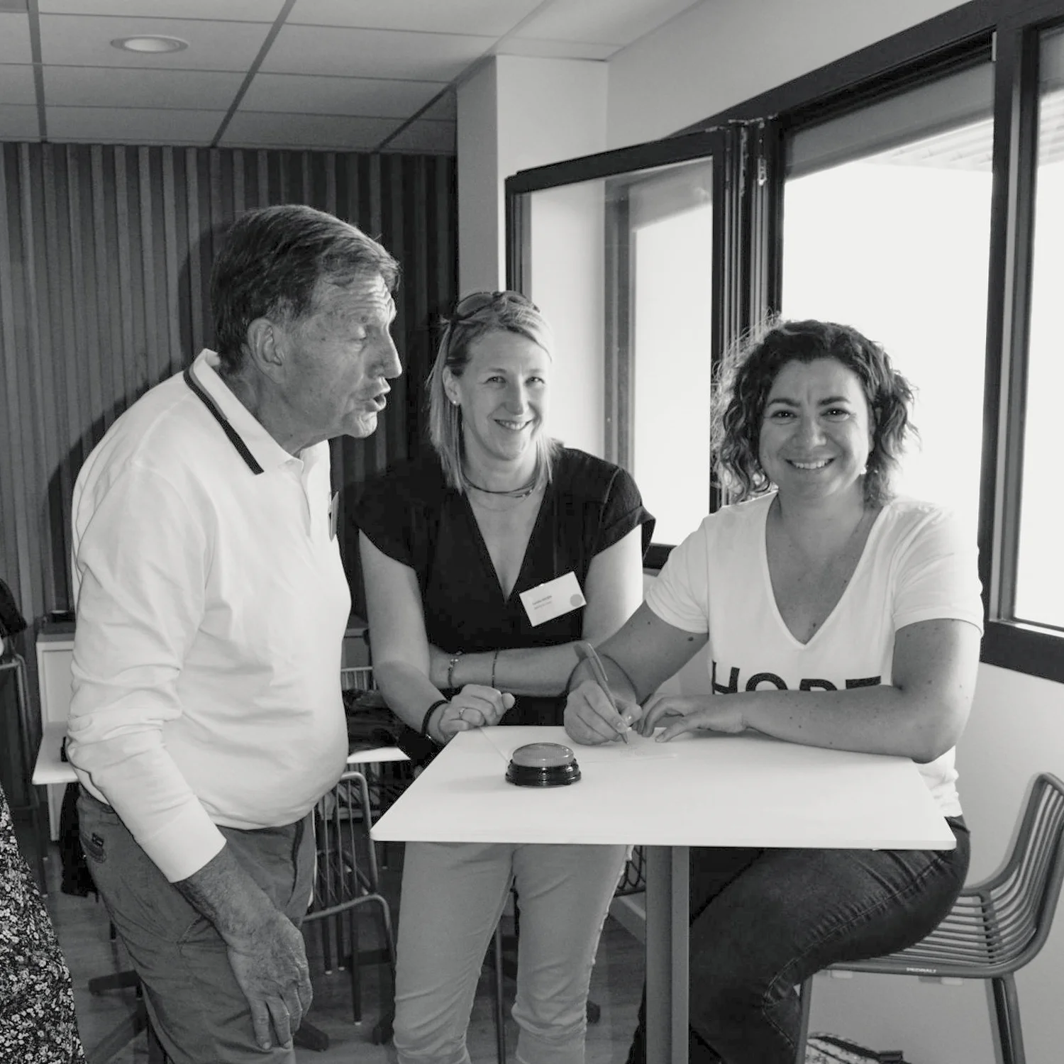 Visuel Actu Evénement - AG2024 - Portrait groupe 2 Assemblée générale 2024 du GETH - portrait de trois personnes souriantes, atablées côte à côte