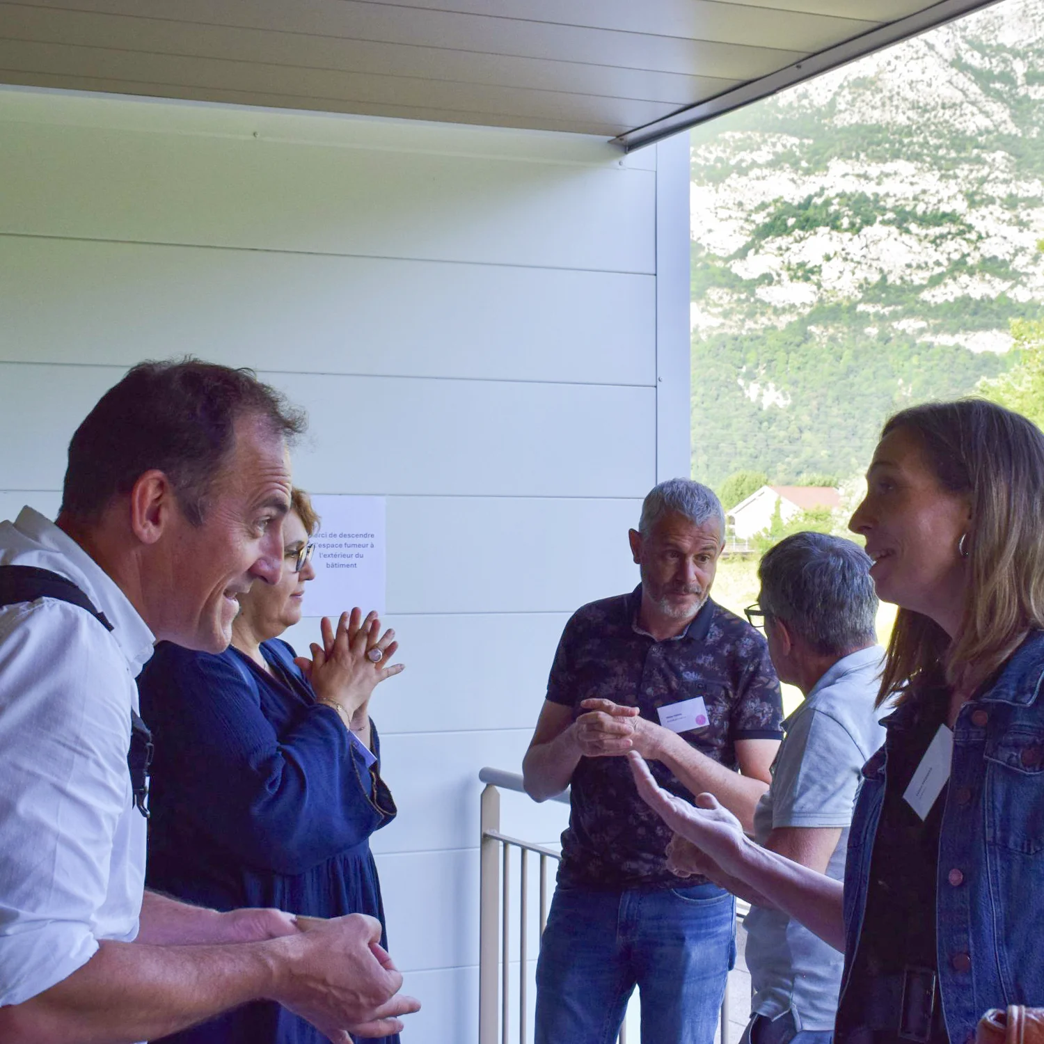 Visuel Actu Evénement - AG2024 - Portrait groupe 4 Assemblée générale 2024 du GETH - portrait de deux personnes discutant avec animation sur la terrasse de l'Harmonyum
