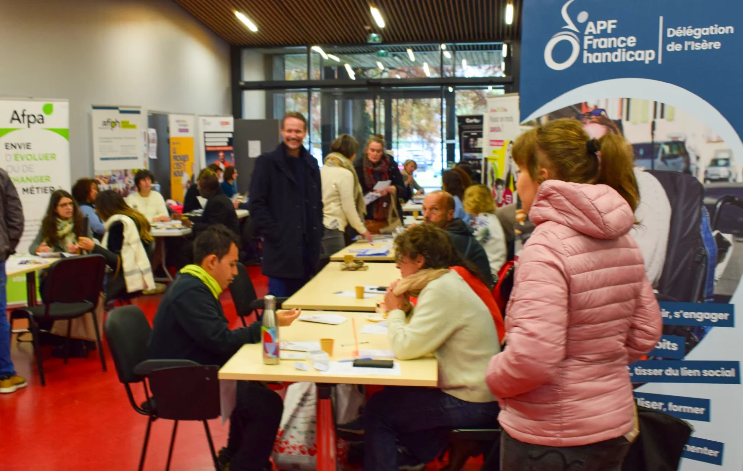 Visuel Actu Evénement - HEJ 2024 - Stands partenaires 1 Journée HEJ - Handicap Emploi Jeunes 2024 - hall des stands partenaires