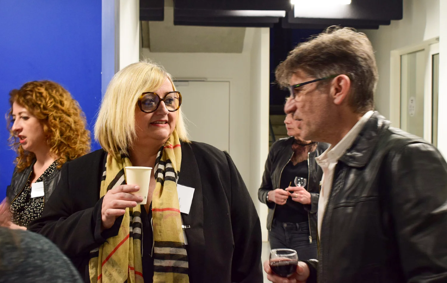 Visuel Actu Evénement - Soirée adhérents 2024 - Portrait 2 Soirée des adhérents du GETH 2024 - deux personnes discutent en prenant l'apéritif