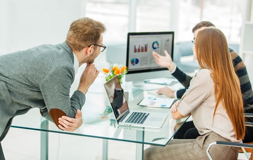 Visuel Témoignage - Recrutement ST - 3 Accompagnement de collaborateurs vers et dans l'emploi - un ouvrier du bâtiment vêtu d'équipements de sécurité travaille sur des encadrements de fenêtres