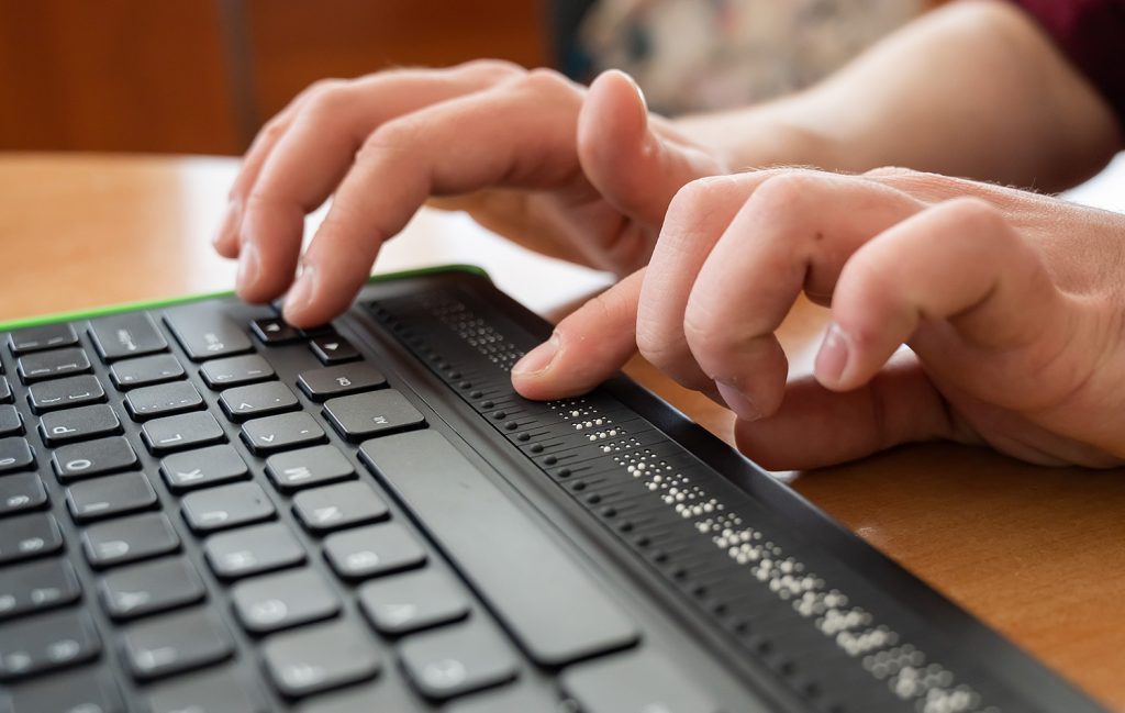 Visuel Actu Pratique - Bonnes pratiques recrutement - 2 Accompagnement de collaborateurs vers et dans l'emploi - un ouvrier du bâtiment vêtu d'équipements de sécurité travaille sur des encadrements de fenêtres