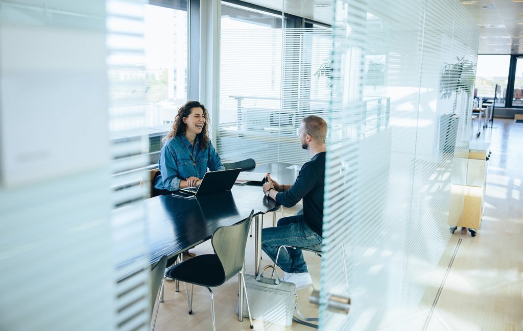 Visuel Actu Pratique - Bonnes pratiques recrutement - 3 Accompagnement de collaborateurs vers et dans l'emploi - un ouvrier du bâtiment vêtu d'équipements de sécurité travaille sur des encadrements de fenêtres