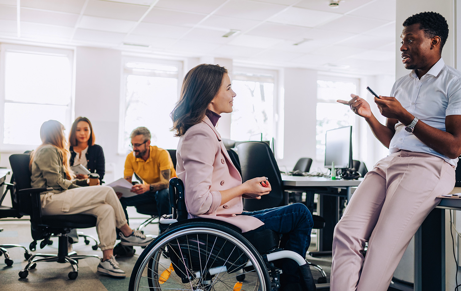 Accompagnement de collaborateurs vers et dans l'emploi - un ouvrier du bâtiment vêtu d'équipements de sécurité travaille sur des encadrements de fenêtres